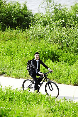 포토 JPG 주간 전신 식물 직업 라이프스타일 남자 맨라이프 가방 비즈니스 배낭 건강 한명 미소 웃음 사람 동양인 정장 초원 20대 성인 야외 옆모습 비즈니스라이프 자전거 한국인 직장인 비즈니스맨 풀 승차 강가 한강 출근 출퇴근 퇴근 자전거출근 남자만 남자한명만 성인남자만 청년만 청년남자만 청년남자한명만 성인한명만 성인남자한명만 성인만 국내포토 자연요소 1 잡화 옷 뷰포인트 모션 서울 표정 인종 청년 생활 강 바이크 랜드마크 파일형식
