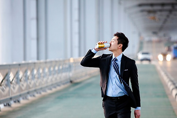 포토 JPG 주간 직업 라이프스타일 남자 도로 여유 음료 맨라이프 비즈니스 난간 휴식 맥주 주류 한명 들기 사람 동양인 정장 20대 성인 취미 야외 앞모습 아웃포커스 비즈니스라이프 걷기 산책 한국인 마시기 직장인 비즈니스맨 먹기 음주 한강 상쾌 캔맥주 가교 남자만 남자한명만 성인남자만 청년만 청년남자만 청년남자한명만 성인한명만 성인남자한명만 성인만 혼족 낮술 국내포토 자연요소 1 건축물 옷 감정 길 뷰포인트 컨셉 교통시설 모션 서울 촬영기법 인종 청년 생활 캔 랜드마크 싱글라이프 파일형식