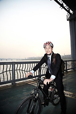 포토 JPG 주간 전신 직업 라이프스타일 남자 맨라이프 가방 비즈니스 배낭 난간 건강 한명 미소 웃음 사람 동양인 정장 20대 성인 야외 비즈니스라이프 자전거 한국인 직장인 비즈니스맨 승차 안전모 헬멧 한강 출근 출퇴근 퇴근 자전거출근 가교 남자만 남자한명만 성인남자만 청년만 청년남자만 청년남자한명만 성인한명만 성인남자한명만 성인만 국내포토 자연요소 1 건축물 잡화 옷 모션 서울 표정 인종 청년 생활 바이크 안전장비 보호장비 랜드마크 파일형식