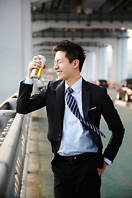 포토 JPG 주간 직업 라이프스타일 남자 여유 음료 맨라이프 비즈니스 난간 휴식 맥주 주류 한명 서기 들기 사람 동양인 정장 20대 성인 취미 야외 아웃포커스 비즈니스라이프 눈감음 한국인 직장인 비즈니스맨 음주 한강 상쾌 캔맥주 가교 남자만 남자한명만 성인남자만 청년만 청년남자만 청년남자한명만 성인한명만 성인남자한명만 성인만 혼족 낮술 국내포토 자연요소 1 건축물 옷 감정 컨셉 모션 서울 촬영기법 인종 청년 생활 캔 랜드마크 싱글라이프 파일형식