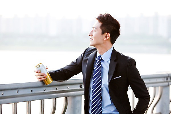 포토 JPG 주간 직업 라이프스타일 응시 남자 여유 음료 맨라이프 비즈니스 난간 휴식 맥주 주류 한명 미소 웃음 들기 사람 동양인 정장 상반신 20대 성인 취미 야외 옆모습 아웃포커스 비즈니스라이프 한국인 직장인 비즈니스맨 음주 한강 상쾌 캔맥주 가교 남자만 남자한명만 성인남자만 청년만 청년남자만 청년남자한명만 성인한명만 성인남자한명만 성인만 혼족 낮술 국내포토 자연요소 1 건축물 시선 옷 감정 뷰포인트 컨셉 모션 서울 촬영기법 표정 인종 청년 생활 캔 랜드마크 싱글라이프 파일형식