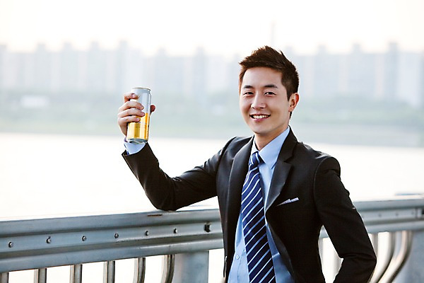 포토 JPG 주간 직업 라이프스타일 남자 여유 음료 맨라이프 비즈니스 난간 휴식 맥주 주류 한명 미소 웃음 들기 사람 동양인 정장 상반신 20대 성인 취미 야외 아웃포커스 비즈니스라이프 한국인 직장인 비즈니스맨 음주 한강 상쾌 캔맥주 가교 남자만 남자한명만 성인남자만 청년만 청년남자만 청년남자한명만 성인한명만 성인남자한명만 성인만 혼족 낮술 국내포토 자연요소 1 건축물 옷 감정 컨셉 모션 서울 촬영기법 표정 인종 청년 생활 캔 랜드마크 싱글라이프 파일형식