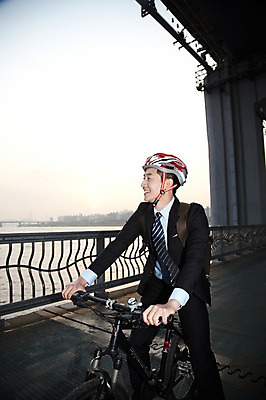 포토 JPG 주간 직업 라이프스타일 응시 남자 맨라이프 가방 비즈니스 배낭 난간 건강 한명 미소 웃음 사람 동양인 정장 20대 성인 야외 비즈니스라이프 자전거 한국인 직장인 비즈니스맨 승차 안전모 헬멧 한강 출근 출퇴근 퇴근 자전거출근 가교 남자만 남자한명만 성인남자만 청년만 청년남자만 청년남자한명만 성인한명만 성인남자한명만 성인만 국내포토 자연요소 1 건축물 시선 잡화 옷 모션 서울 표정 인종 청년 생활 바이크 안전장비 보호장비 랜드마크 파일형식