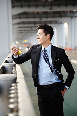포토 JPG 주간 직업 라이프스타일 남자 여유 음료 맨라이프 비즈니스 난간 휴식 맥주 주류 한명 서기 미소 웃음 들기 사람 동양인 정장 20대 성인 취미 야외 아웃포커스 비즈니스라이프 한국인 직장인 비즈니스맨 음주 한강 상쾌 캔맥주 가교 남자만 남자한명만 성인남자만 청년만 청년남자만 청년남자한명만 성인한명만 성인남자한명만 성인만 혼족 낮술 국내포토 자연요소 1 건축물 옷 감정 컨셉 모션 서울 촬영기법 표정 인종 청년 생활 캔 랜드마크 싱글라이프 파일형식