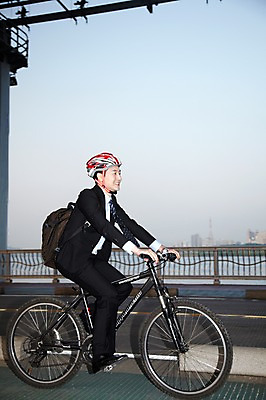 포토 JPG 주간 전신 직업 라이프스타일 남자 맨라이프 가방 비즈니스 배낭 난간 건강 한명 미소 웃음 사람 동양인 정장 20대 성인 야외 옆모습 비즈니스라이프 자전거 한국인 직장인 비즈니스맨 승차 안전모 헬멧 한강 출근 출퇴근 퇴근 자전거출근 가교 남자만 남자한명만 성인남자만 청년만 청년남자만 청년남자한명만 성인한명만 성인남자한명만 성인만 국내포토 자연요소 1 건축물 잡화 옷 뷰포인트 모션 서울 표정 인종 청년 생활 바이크 안전장비 보호장비 랜드마크 파일형식