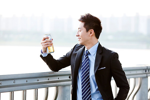 포토 JPG 주간 직업 라이프스타일 남자 여유 음료 맨라이프 비즈니스 난간 휴식 맥주 주류 한명 미소 웃음 들기 사람 동양인 정장 상반신 20대 성인 취미 야외 옆모습 아웃포커스 비즈니스라이프 한국인 직장인 비즈니스맨 음주 한강 상쾌 캔맥주 가교 남자만 남자한명만 성인남자만 청년만 청년남자만 청년남자한명만 성인한명만 성인남자한명만 성인만 혼족 낮술 국내포토 자연요소 1 건축물 옷 감정 뷰포인트 컨셉 모션 서울 촬영기법 표정 인종 청년 생활 캔 랜드마크 싱글라이프 파일형식