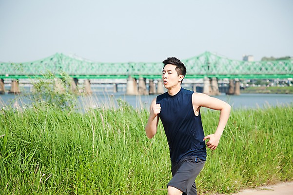 포토 JPG 주간 라이프스타일 공원 남자 맨라이프 휴식 건강 한명 사람 동양인 20대 성인 취미 야외 아웃포커스 운동복 달리기 조깅 운동 건강관리 산책로 한국인 한강 상쾌 가교 남자만 남자한명만 성인남자만 청년만 청년남자만 청년남자한명만 성인한명만 성인남자한명만 성인만 국내포토 자연요소 1 건축물 옷 공공시설 감정 길 컨셉 모션 서울 촬영기법 관리 인종 청년 생활 랜드마크 파일형식