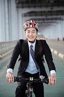 포토 JPG 주간 직업 라이프스타일 남자 맨라이프 가방 비즈니스 배낭 건강 한명 미소 웃음 사람 동양인 정장 20대 성인 야외 앞모습 아웃포커스 비즈니스라이프 자전거 한국인 직장인 비즈니스맨 승차 안전모 헬멧 출근 출퇴근 퇴근 자전거출근 가교 남자만 남자한명만 성인남자만 청년만 청년남자만 청년남자한명만 성인한명만 성인남자한명만 성인만 국내포토 자연요소 1 건축물 잡화 옷 뷰포인트 모션 촬영기법 표정 인종 청년 생활 바이크 안전장비 보호장비 파일형식