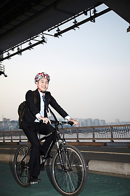 포토 JPG 주간 전신 직업 라이프스타일 남자 맨라이프 가방 비즈니스 배낭 난간 건강 한명 미소 웃음 사람 동양인 정장 20대 성인 야외 옆모습 비즈니스라이프 자전거 한국인 직장인 비즈니스맨 승차 안전모 헬멧 한강 출근 출퇴근 퇴근 자전거출근 가교 남자만 남자한명만 성인남자만 청년만 청년남자만 청년남자한명만 성인한명만 성인남자한명만 성인만 국내포토 자연요소 1 건축물 잡화 옷 뷰포인트 모션 서울 표정 인종 청년 생활 바이크 안전장비 보호장비 랜드마크 파일형식