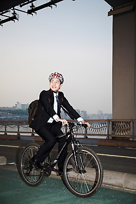 포토 JPG 주간 전신 직업 라이프스타일 응시 남자 맨라이프 가방 비즈니스 배낭 난간 건강 한명 미소 웃음 사람 동양인 정장 20대 성인 야외 옆모습 비즈니스라이프 자전거 한국인 직장인 비즈니스맨 승차 안전모 헬멧 한강 출근 출퇴근 퇴근 자전거출근 가교 남자만 남자한명만 성인남자만 청년만 청년남자만 청년남자한명만 성인한명만 성인남자한명만 성인만 국내포토 자연요소 1 건축물 시선 잡화 옷 뷰포인트 모션 서울 표정 인종 청년 생활 바이크 안전장비 보호장비 랜드마크 파일형식