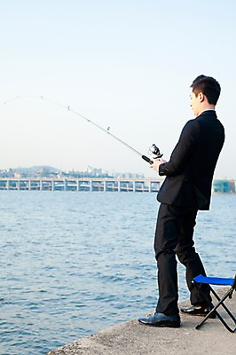 포토 JPG 주간 전신 직업 라이프스타일 남자 여유 맨라이프 의자 비즈니스 낚시 휴식 한명 서기 들기 사람 동양인 정장 빌딩 20대 성인 취미 야외 옆모습 비즈니스라이프 강 한국인 직장인 비즈니스맨 낚싯대 강가 한강 상쾌 가교 남자만 남자한명만 성인남자만 청년만 청년남자만 청년남자한명만 성인한명만 성인남자한명만 성인만 국내포토 자연요소 1 건축물 옷 감정 뷰포인트 가구 컨셉 모션 레저 서울 인종 청년 건물 생활 낚시용품 랜드마크 파일형식