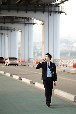 포토 JPG 주간 전신 직업 라이프스타일 남자 도로 여유 음료 맨라이프 비즈니스 난간 자동차 휴식 맥주 주류 한명 들기 사람 동양인 정장 20대 성인 취미 야외 앞모습 비즈니스라이프 걷기 산책 한국인 마시기 직장인 비즈니스맨 먹기 음주 한강 상쾌 캔맥주 가교 남자만 남자한명만 성인남자만 청년만 청년남자만 청년남자한명만 성인한명만 성인남자한명만 성인만 혼족 낮술 국내포토 자연요소 1 건축물 옷 감정 길 육상교통 뷰포인트 컨셉 교통시설 모션 서울 인종 청년 생활 캔 랜드마크 싱글라이프 파일형식