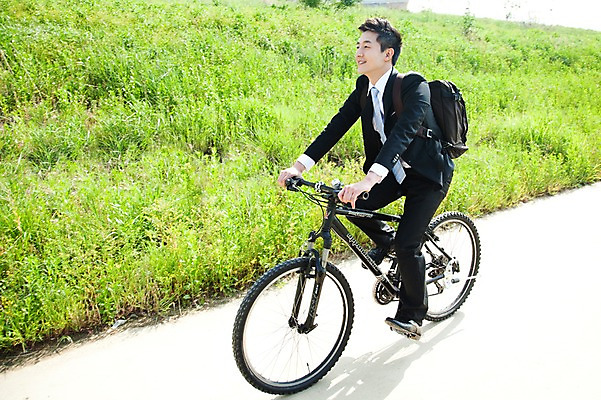 포토 JPG 주간 전신 식물 직업 라이프스타일 남자 맨라이프 가방 비즈니스 배낭 건강 한명 미소 웃음 사람 동양인 정장 초원 20대 성인 야외 옆모습 비즈니스라이프 자전거 한국인 직장인 비즈니스맨 풀 승차 출근 출퇴근 퇴근 자전거출근 남자만 남자한명만 성인남자만 청년만 청년남자만 청년남자한명만 성인한명만 성인남자한명만 성인만 국내포토 자연요소 1 잡화 옷 뷰포인트 모션 표정 인종 청년 생활 바이크 파일형식