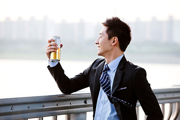 포토 JPG 주간 직업 라이프스타일 응시 남자 여유 음료 맨라이프 비즈니스 난간 휴식 맥주 주류 한명 미소 웃음 들기 사람 동양인 정장 상반신 20대 성인 취미 야외 옆모습 아웃포커스 비즈니스라이프 한국인 직장인 비즈니스맨 음주 한강 상쾌 캔맥주 가교 남자만 남자한명만 성인남자만 청년만 청년남자만 청년남자한명만 성인한명만 성인남자한명만 성인만 혼족 낮술 국내포토 자연요소 1 건축물 시선 옷 감정 뷰포인트 컨셉 모션 서울 촬영기법 표정 인종 청년 생활 캔 랜드마크 싱글라이프 파일형식
