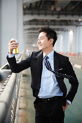 포토 JPG 주간 직업 라이프스타일 남자 여유 음료 맨라이프 비즈니스 난간 휴식 맥주 주류 한명 서기 미소 웃음 들기 사람 동양인 정장 20대 성인 취미 야외 아웃포커스 비즈니스라이프 한국인 직장인 비즈니스맨 음주 한강 상쾌 캔맥주 가교 남자만 남자한명만 성인남자만 청년만 청년남자만 청년남자한명만 성인한명만 성인남자한명만 성인만 혼족 낮술 국내포토 자연요소 1 건축물 옷 감정 컨셉 모션 서울 촬영기법 표정 인종 청년 생활 캔 랜드마크 싱글라이프 파일형식