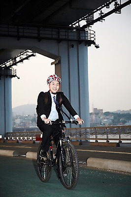 포토 JPG 주간 전신 직업 라이프스타일 남자 맨라이프 가방 비즈니스 배낭 난간 건강 한명 미소 웃음 사람 동양인 정장 20대 성인 야외 앞모습 비즈니스라이프 자전거 한국인 직장인 비즈니스맨 승차 안전모 헬멧 한강 출근 출퇴근 퇴근 자전거출근 가교 남자만 남자한명만 성인남자만 청년만 청년남자만 청년남자한명만 성인한명만 성인남자한명만 성인만 국내포토 자연요소 1 건축물 잡화 옷 뷰포인트 모션 서울 표정 인종 청년 생활 바이크 안전장비 보호장비 랜드마크 파일형식