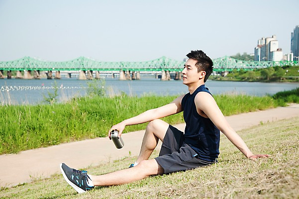 포토 JPG 주간 전신 라이프스타일 응시 공원 남자 맨라이프 휴식 건강 한명 들기 사람 앉기 동양인 빌딩 잔디 20대 성인 취미 야외 옆모습 운동복 조깅 운동 건강관리 한국인 물병 한강 상쾌 가교 남자만 남자한명만 성인남자만 청년만 청년남자만 청년남자한명만 성인한명만 성인남자한명만 성인만 국내포토 자연요소 식물 1 건축물 시선 옷 공공시설 감정 뷰포인트 컨셉 모션 서울 관리 인종 청년 건물 생활 물통 랜드마크 파일형식