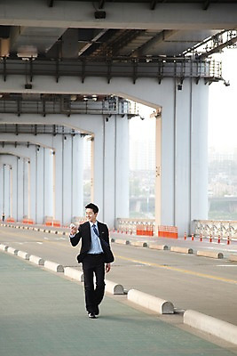 포토 JPG 주간 전신 직업 라이프스타일 남자 도로 여유 음료 맨라이프 비즈니스 난간 휴식 맥주 주류 한명 미소 웃음 들기 사람 동양인 정장 20대 성인 취미 야외 앞모습 비즈니스라이프 걷기 산책 한국인 직장인 비즈니스맨 음주 한강 상쾌 캔맥주 가교 남자만 남자한명만 성인남자만 청년만 청년남자만 청년남자한명만 성인한명만 성인남자한명만 성인만 혼족 낮술 국내포토 자연요소 1 건축물 옷 감정 길 뷰포인트 컨셉 교통시설 모션 서울 표정 인종 청년 생활 캔 랜드마크 싱글라이프 파일형식