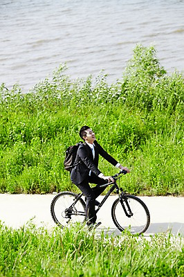 포토 JPG 주간 전신 식물 직업 라이프스타일 남자 맨라이프 가방 비즈니스 배낭 건강 한명 미소 웃음 사람 동양인 정장 초원 20대 성인 야외 옆모습 비즈니스라이프 자전거 한국인 직장인 비즈니스맨 풀 승차 강가 한강 출근 출퇴근 퇴근 자전거출근 남자만 남자한명만 성인남자만 청년만 청년남자만 청년남자한명만 성인한명만 성인남자한명만 성인만 국내포토 자연요소 1 잡화 옷 뷰포인트 모션 서울 표정 인종 청년 생활 강 바이크 랜드마크 파일형식