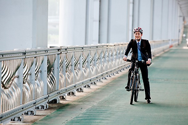 포토 JPG 주간 전신 직업 라이프스타일 남자 맨라이프 가방 비즈니스 배낭 난간 건강 한명 미소 웃음 사람 동양인 정장 20대 성인 야외 앞모습 아웃포커스 비즈니스라이프 자전거 한국인 직장인 비즈니스맨 승차 안전모 헬멧 출근 출퇴근 퇴근 자전거출근 가교 남자만 남자한명만 성인남자만 청년만 청년남자만 청년남자한명만 성인한명만 성인남자한명만 성인만 국내포토 자연요소 1 건축물 잡화 옷 뷰포인트 모션 촬영기법 표정 인종 청년 생활 바이크 안전장비 보호장비 파일형식