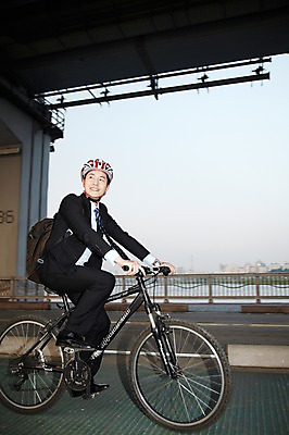 포토 JPG 주간 전신 직업 라이프스타일 응시 남자 맨라이프 가방 비즈니스 배낭 난간 건강 한명 미소 웃음 사람 동양인 정장 20대 성인 야외 옆모습 비즈니스라이프 자전거 한국인 직장인 비즈니스맨 승차 안전모 헬멧 한강 출근 출퇴근 퇴근 자전거출근 가교 남자만 남자한명만 성인남자만 청년만 청년남자만 청년남자한명만 성인한명만 성인남자한명만 성인만 국내포토 자연요소 1 건축물 시선 잡화 옷 뷰포인트 모션 서울 표정 인종 청년 생활 바이크 안전장비 보호장비 랜드마크 파일형식