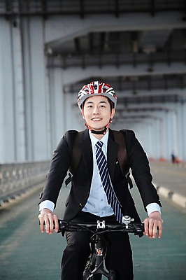 포토 JPG 주간 직업 라이프스타일 남자 맨라이프 가방 비즈니스 배낭 건강 한명 미소 웃음 사람 동양인 정장 20대 성인 야외 앞모습 아웃포커스 비즈니스라이프 자전거 한국인 직장인 비즈니스맨 승차 안전모 헬멧 출근 출퇴근 퇴근 자전거출근 가교 남자만 남자한명만 성인남자만 청년만 청년남자만 청년남자한명만 성인한명만 성인남자한명만 성인만 국내포토 자연요소 1 건축물 잡화 옷 뷰포인트 모션 촬영기법 표정 인종 청년 생활 바이크 안전장비 보호장비 파일형식