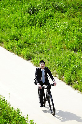 포토 JPG 주간 전신 식물 직업 라이프스타일 남자 맨라이프 가방 비즈니스 배낭 건강 한명 미소 웃음 사람 동양인 정장 초원 20대 성인 야외 앞모습 비즈니스라이프 자전거 한국인 직장인 비즈니스맨 풀 승차 출근 출퇴근 퇴근 자전거출근 남자만 남자한명만 성인남자만 청년만 청년남자만 청년남자한명만 성인한명만 성인남자한명만 성인만 국내포토 자연요소 1 잡화 옷 뷰포인트 모션 표정 인종 청년 생활 바이크 파일형식