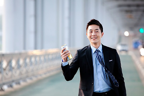 포토 JPG 주간 직업 라이프스타일 응시 남자 여유 음료 맨라이프 비즈니스 난간 휴식 맥주 주류 한명 미소 웃음 들기 사람 동양인 정장 상반신 20대 성인 취미 야외 앞모습 아웃포커스 비즈니스라이프 한국인 직장인 비즈니스맨 음주 한강 상쾌 캔맥주 가교 남자만 남자한명만 성인남자만 청년만 청년남자만 청년남자한명만 성인한명만 성인남자한명만 성인만 혼족 낮술 국내포토 자연요소 1 건축물 시선 옷 감정 뷰포인트 컨셉 모션 서울 촬영기법 표정 인종 청년 생활 캔 랜드마크 싱글라이프 파일형식