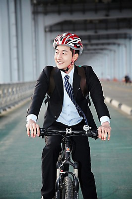 포토 JPG 주간 직업 라이프스타일 응시 남자 맨라이프 가방 비즈니스 배낭 건강 한명 미소 웃음 사람 동양인 정장 20대 성인 야외 앞모습 아웃포커스 비즈니스라이프 자전거 한국인 직장인 비즈니스맨 승차 안전모 헬멧 출근 출퇴근 퇴근 자전거출근 가교 남자만 남자한명만 성인남자만 청년만 청년남자만 청년남자한명만 성인한명만 성인남자한명만 성인만 국내포토 자연요소 1 건축물 시선 잡화 옷 뷰포인트 모션 촬영기법 표정 인종 청년 생활 바이크 안전장비 보호장비 파일형식