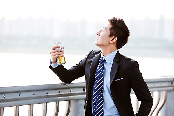 포토 JPG 주간 직업 라이프스타일 응시 남자 여유 음료 맨라이프 비즈니스 난간 휴식 맥주 주류 한명 미소 웃음 들기 사람 동양인 정장 상반신 20대 성인 취미 야외 옆모습 아웃포커스 비즈니스라이프 한국인 직장인 비즈니스맨 음주 한강 상쾌 캔맥주 가교 남자만 남자한명만 성인남자만 청년만 청년남자만 청년남자한명만 성인한명만 성인남자한명만 성인만 혼족 낮술 국내포토 자연요소 1 건축물 시선 옷 감정 뷰포인트 컨셉 모션 서울 촬영기법 표정 인종 청년 생활 캔 랜드마크 싱글라이프 파일형식