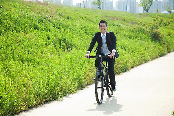 포토 JPG 주간 전신 식물 직업 라이프스타일 남자 맨라이프 가방 비즈니스 배낭 건강 한명 미소 웃음 사람 동양인 정장 초원 20대 성인 야외 앞모습 비즈니스라이프 자전거 한국인 직장인 비즈니스맨 풀 승차 출근 출퇴근 퇴근 자전거출근 남자만 남자한명만 성인남자만 청년만 청년남자만 청년남자한명만 성인한명만 성인남자한명만 성인만 국내포토 자연요소 1 잡화 옷 뷰포인트 모션 표정 인종 청년 생활 바이크 파일형식