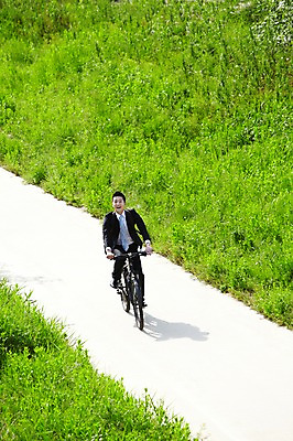 포토 JPG 주간 전신 식물 직업 라이프스타일 남자 맨라이프 가방 비즈니스 배낭 건강 한명 미소 웃음 사람 동양인 정장 초원 20대 성인 야외 앞모습 비즈니스라이프 자전거 한국인 직장인 비즈니스맨 풀 승차 출근 출퇴근 퇴근 자전거출근 남자만 남자한명만 성인남자만 청년만 청년남자만 청년남자한명만 성인한명만 성인남자한명만 성인만 국내포토 자연요소 1 잡화 옷 뷰포인트 모션 표정 인종 청년 생활 바이크 파일형식