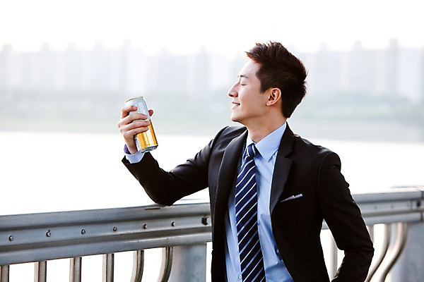 포토 JPG 주간 직업 라이프스타일 남자 여유 음료 맨라이프 비즈니스 난간 휴식 맥주 주류 한명 미소 웃음 들기 사람 동양인 정장 상반신 20대 성인 취미 야외 옆모습 아웃포커스 비즈니스라이프 눈감음 한국인 직장인 비즈니스맨 음주 한강 상쾌 캔맥주 가교 남자만 남자한명만 성인남자만 청년만 청년남자만 청년남자한명만 성인한명만 성인남자한명만 성인만 혼족 낮술 국내포토 자연요소 1 건축물 옷 감정 뷰포인트 컨셉 모션 서울 촬영기법 표정 인종 청년 생활 캔 랜드마크 싱글라이프 파일형식