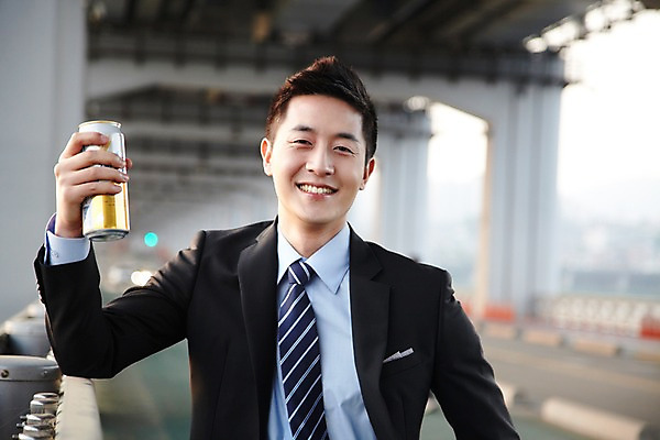 포토 JPG 주간 직업 라이프스타일 남자 여유 음료 맨라이프 비즈니스 휴식 맥주 주류 한명 미소 웃음 들기 사람 동양인 정장 상반신 20대 성인 취미 야외 앞모습 아웃포커스 비즈니스라이프 한국인 직장인 비즈니스맨 음주 한강 상쾌 캔맥주 가교 남자만 남자한명만 성인남자만 청년만 청년남자만 청년남자한명만 성인한명만 성인남자한명만 성인만 혼족 낮술 국내포토 자연요소 1 건축물 옷 감정 뷰포인트 컨셉 모션 서울 촬영기법 표정 인종 청년 생활 캔 랜드마크 싱글라이프 파일형식