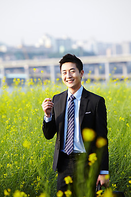 포토 JPG 주간 식물 직업 라이프스타일 남자 꽃 맨라이프 꽃밭 서류가방 가방 비즈니스 휴식 한명 서기 미소 웃음 들기 사람 동양인 정장 빌딩 초원 20대 성인 야외 앞모습 아웃포커스 비즈니스라이프 산책 한국인 직장인 비즈니스맨 유채 상쾌 가교 남자만 남자한명만 성인남자만 청년만 청년남자만 청년남자한명만 성인한명만 성인남자한명만 성인만 국내포토 자연요소 1 건축물 잡화 옷 감정 뷰포인트 컨셉 모션 촬영기법 표정 인종 청년 건물 생활 파일형식