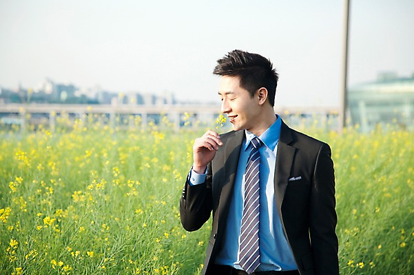 포토 JPG 주간 식물 직업 라이프스타일 남자 꽃 맨라이프 꽃밭 비즈니스 휴식 한명 미소 웃음 사람 동양인 정장 초원 상반신 20대 성인 야외 아웃포커스 비즈니스라이프 눈감음 산책 한국인 직장인 비즈니스맨 유채 상쾌 향기 냄새 남자만 남자한명만 성인남자만 청년만 청년남자만 청년남자한명만 성인한명만 성인남자한명만 성인만 국내포토 자연요소 1 옷 감정 컨셉 모션 촬영기법 표정 인종 청년 생활 파일형식