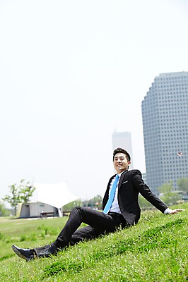 포토 JPG 주간 전신 직업 라이프스타일 공원 남자 맨라이프 비즈니스 휴식 한명 미소 웃음 사람 앉기 동양인 정장 빌딩 잔디 20대 성인 야외 옆모습 아웃포커스 비즈니스라이프 한국인 직장인 비즈니스맨 한강 상쾌 남자만 남자한명만 성인남자만 청년만 청년남자만 청년남자한명만 성인한명만 성인남자한명만 성인만 국내포토 자연요소 식물 1 옷 공공시설 감정 뷰포인트 컨셉 모션 서울 촬영기법 표정 인종 청년 건물 생활 랜드마크 파일형식