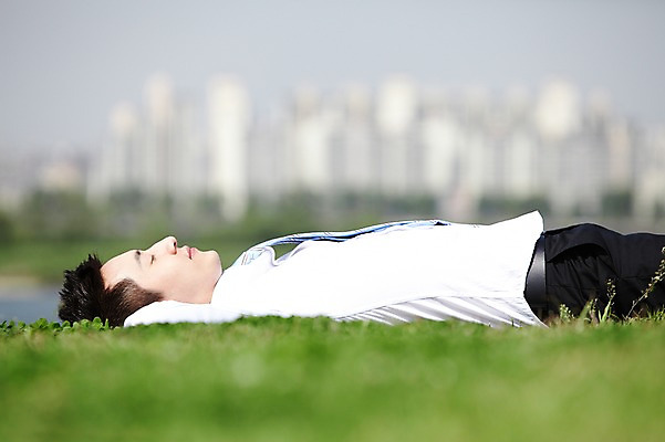 포토 JPG 주간 직업 라이프스타일 남자 맨라이프 비즈니스 휴식 한명 사람 동양인 정장 빌딩 잔디 상반신 20대 성인 야외 옆모습 아웃포커스 비즈니스라이프 눕기 눈감음 한국인 잠 직장인 비즈니스맨 한강 상쾌 낮잠 남자만 남자한명만 성인남자만 청년만 청년남자만 청년남자한명만 성인한명만 성인남자한명만 성인만 국내포토 자연요소 식물 1 옷 감정 뷰포인트 컨셉 모션 서울 촬영기법 인종 청년 건물 생활 랜드마크 파일형식