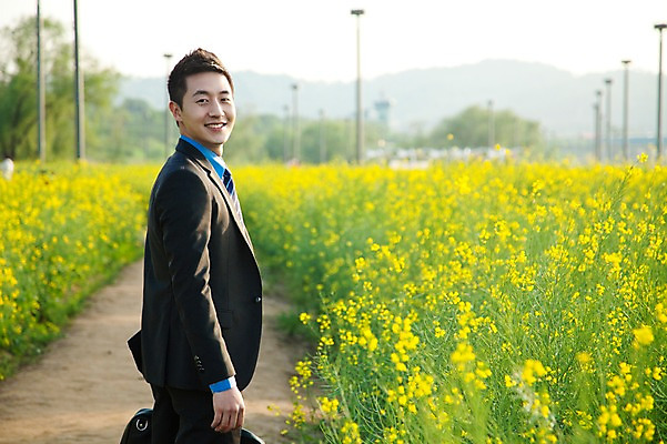 포토 JPG 주간 식물 직업 라이프스타일 남자 꽃 맨라이프 꽃밭 비즈니스 휴식 한명 서기 미소 웃음 사람 동양인 정장 초원 20대 성인 야외 옆모습 아웃포커스 비즈니스라이프 산책 산책로 한국인 직장인 비즈니스맨 유채 상쾌 남자만 남자한명만 성인남자만 청년만 청년남자만 청년남자한명만 성인한명만 성인남자한명만 성인만 국내포토 자연요소 1 옷 감정 길 뷰포인트 컨셉 모션 촬영기법 표정 인종 청년 생활 파일형식