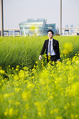 포토 JPG 주간 식물 직업 라이프스타일 남자 꽃 맨라이프 꽃밭 비즈니스 휴식 한명 미소 웃음 사람 동양인 정장 빌딩 초원 20대 성인 야외 아웃포커스 비즈니스라이프 걷기 산책 한국인 직장인 비즈니스맨 유채 상쾌 가교 남자만 남자한명만 성인남자만 청년만 청년남자만 청년남자한명만 성인한명만 성인남자한명만 성인만 국내포토 자연요소 1 건축물 옷 감정 컨셉 모션 촬영기법 표정 인종 청년 건물 생활 파일형식