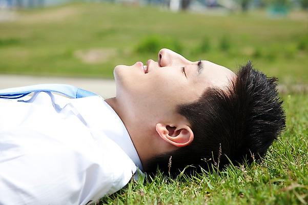 포토 JPG 주간 직업 라이프스타일 남자 맨라이프 비즈니스 휴식 한명 사람 동양인 정장 잔디 상반신 20대 성인 야외 옆모습 아웃포커스 비즈니스라이프 눕기 눈감음 한국인 잠 직장인 비즈니스맨 상쾌 낮잠 남자만 남자한명만 성인남자만 청년만 청년남자만 청년남자한명만 성인한명만 성인남자한명만 성인만 국내포토 자연요소 식물 1 옷 감정 뷰포인트 컨셉 모션 촬영기법 인종 청년 생활 파일형식