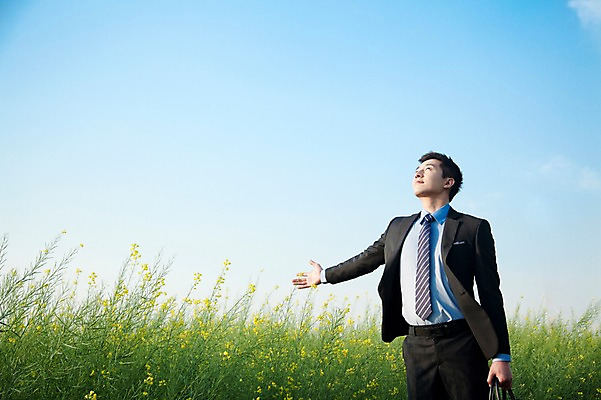포토 JPG 주간 식물 직업 라이프스타일 응시 남자 꽃 맨라이프 꽃밭 서류가방 가방 비즈니스 하늘 휴식 한명 서기 들기 사람 동양인 정장 초원 20대 성인 야외 비즈니스라이프 산책 한국인 직장인 비즈니스맨 유채 상쾌 남자만 남자한명만 성인남자만 청년만 청년남자만 청년남자한명만 성인한명만 성인남자한명만 성인만 국내포토 자연요소 1 시선 잡화 옷 감정 컨셉 모션 인종 청년 생활 파일형식