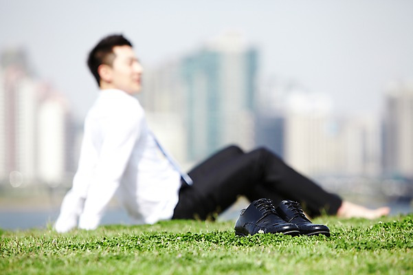 포토 JPG 주간 전신 직업 라이프스타일 남자 맨라이프 신발 비즈니스 맨발 휴식 한명 사람 앉기 동양인 정장 빌딩 잔디 20대 성인 야외 옆모습 아웃포커스 비즈니스라이프 한국인 직장인 비즈니스맨 한강 상쾌 남자만 남자한명만 성인남자만 청년만 청년남자만 청년남자한명만 성인한명만 성인남자한명만 성인만 국내포토 자연요소 식물 1 옷 감정 뷰포인트 컨셉 모션 발 서울 촬영기법 인종 청년 건물 생활 랜드마크 파일형식