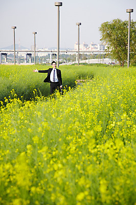 포토 JPG 주간 식물 직업 라이프스타일 남자 꽃 맨라이프 꽃밭 비즈니스 휴식 한명 서기 미소 웃음 사람 동양인 정장 빌딩 초원 20대 성인 야외 아웃포커스 비즈니스라이프 산책 한국인 직장인 비즈니스맨 유채 상쾌 가교 남자만 남자한명만 성인남자만 청년만 청년남자만 청년남자한명만 성인한명만 성인남자한명만 성인만 국내포토 자연요소 1 건축물 옷 감정 컨셉 모션 촬영기법 표정 인종 청년 건물 생활 파일형식