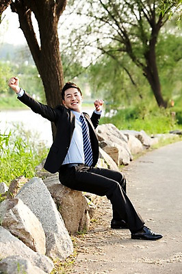 포토 JPG 주간 전신 나무 식물 직업 라이프스타일 남자 맨라이프 비즈니스 휴식 한명 미소 웃음 사람 앉기 동양인 정장 20대 성인 야외 옆모습 아웃포커스 비즈니스라이프 산책 산책로 한국인 직장인 비즈니스맨 한강 상쾌 기지개 남자만 남자한명만 성인남자만 청년만 청년남자만 청년남자한명만 성인한명만 성인남자한명만 성인만 국내포토 자연요소 1 옷 감정 길 뷰포인트 컨셉 모션 서울 촬영기법 표정 인종 청년 생활 랜드마크 파일형식