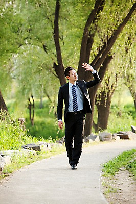 포토 JPG 주간 전신 나무 식물 직업 라이프스타일 응시 남자 맨라이프 비즈니스 휴식 한명 미소 웃음 사람 동양인 정장 20대 성인 야외 앞모습 아웃포커스 비즈니스라이프 걷기 산책 산책로 한국인 직장인 비즈니스맨 상쾌 남자만 남자한명만 성인남자만 청년만 청년남자만 청년남자한명만 성인한명만 성인남자한명만 성인만 국내포토 자연요소 1 시선 옷 감정 길 뷰포인트 컨셉 모션 촬영기법 표정 인종 청년 생활 파일형식