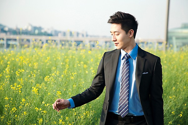 포토 JPG 주간 식물 직업 라이프스타일 남자 꽃 맨라이프 꽃밭 비즈니스 휴식 한명 사람 동양인 정장 상반신 20대 성인 야외 앞모습 아웃포커스 비즈니스라이프 산책 한국인 직장인 비즈니스맨 유채 상쾌 남자만 남자한명만 성인남자만 청년만 청년남자만 청년남자한명만 성인한명만 성인남자한명만 성인만 국내포토 자연요소 1 옷 감정 뷰포인트 컨셉 촬영기법 인종 청년 생활 파일형식