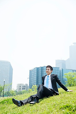 포토 JPG 주간 전신 직업 라이프스타일 공원 남자 맨라이프 비즈니스 휴식 한명 미소 웃음 사람 앉기 동양인 정장 빌딩 잔디 20대 성인 야외 옆모습 비즈니스라이프 한국인 직장인 비즈니스맨 한강 상쾌 남자만 남자한명만 성인남자만 청년만 청년남자만 청년남자한명만 성인한명만 성인남자한명만 성인만 국내포토 자연요소 식물 1 옷 공공시설 감정 뷰포인트 컨셉 모션 서울 표정 인종 청년 건물 생활 랜드마크 파일형식