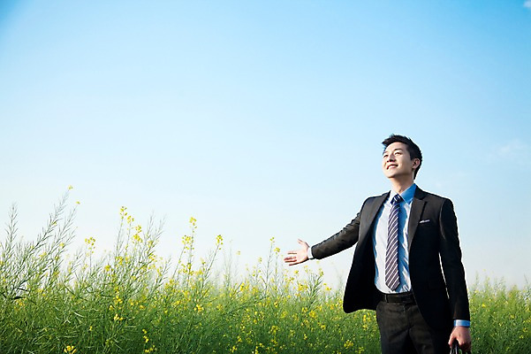 포토 JPG 주간 식물 직업 라이프스타일 남자 꽃 맨라이프 꽃밭 서류가방 가방 비즈니스 하늘 휴식 한명 서기 미소 웃음 들기 사람 동양인 정장 초원 20대 성인 야외 비즈니스라이프 산책 한국인 직장인 비즈니스맨 유채 상쾌 남자만 남자한명만 성인남자만 청년만 청년남자만 청년남자한명만 성인한명만 성인남자한명만 성인만 국내포토 자연요소 1 잡화 옷 감정 컨셉 모션 표정 인종 청년 생활 파일형식