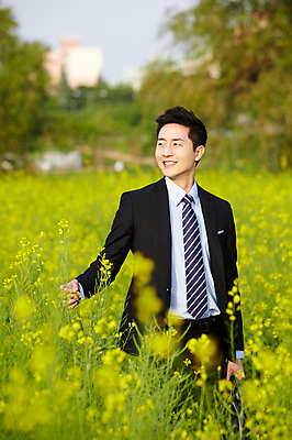 포토 JPG 주간 식물 직업 라이프스타일 응시 남자 꽃 맨라이프 꽃밭 비즈니스 휴식 한명 미소 웃음 사람 동양인 정장 초원 상반신 20대 성인 야외 앞모습 아웃포커스 비즈니스라이프 산책 한국인 직장인 비즈니스맨 유채 상쾌 남자만 남자한명만 성인남자만 청년만 청년남자만 청년남자한명만 성인한명만 성인남자한명만 성인만 국내포토 자연요소 1 시선 옷 감정 뷰포인트 컨셉 촬영기법 표정 인종 청년 생활 파일형식